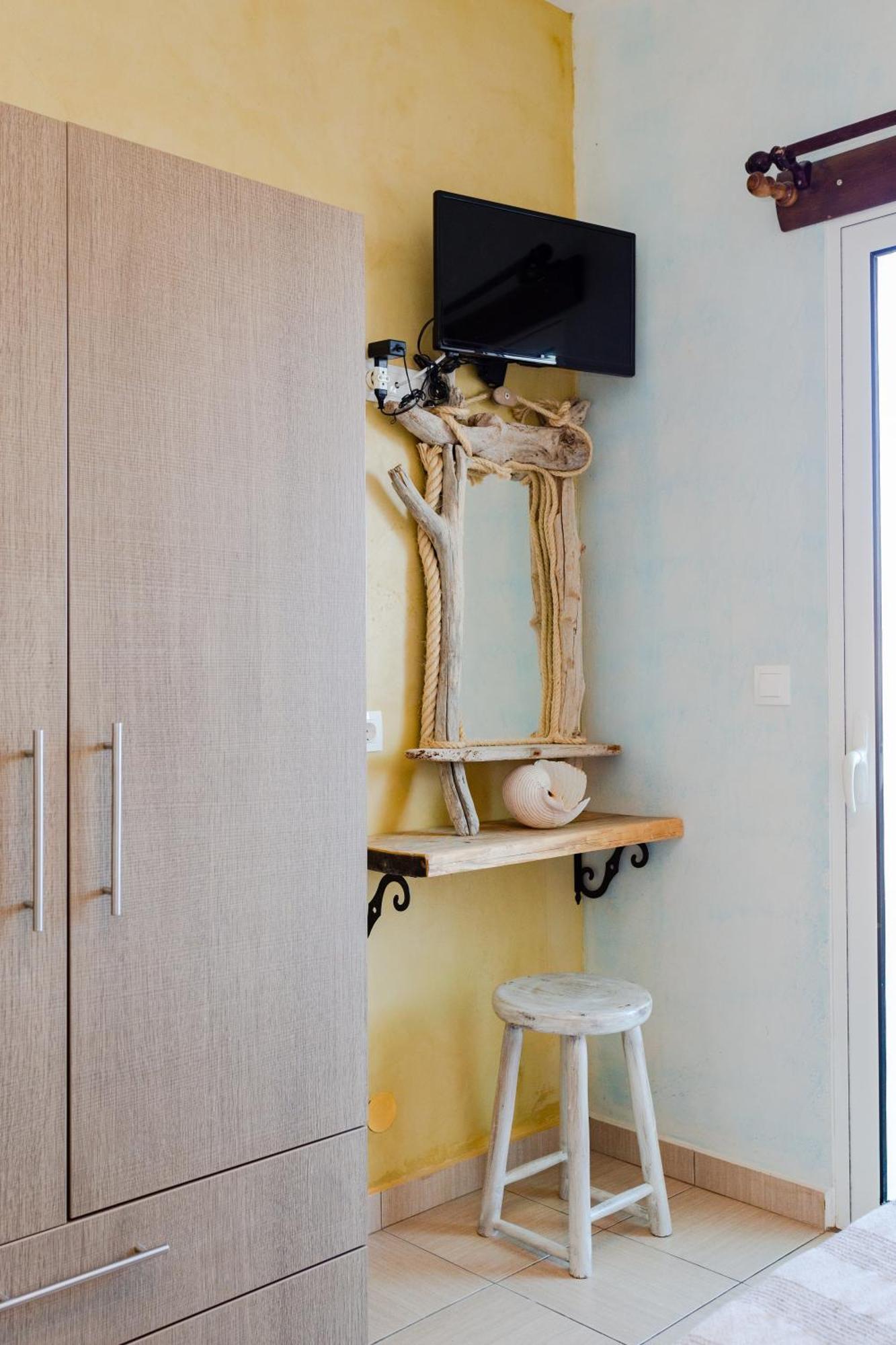 Christos Studios And Family Apartments Stegna Номер фото